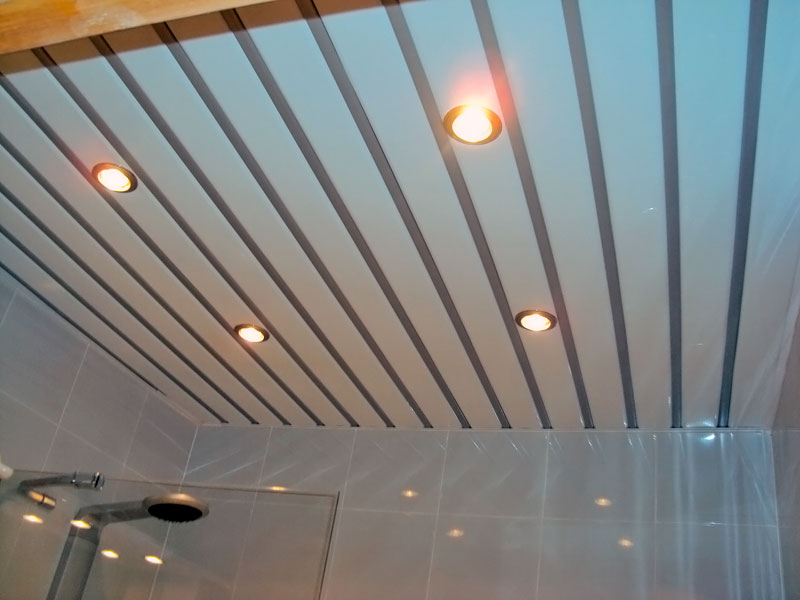 Зеркальный реечный потолок, цены, фото | Купить подвесной реечный потолок для ванной, кухни