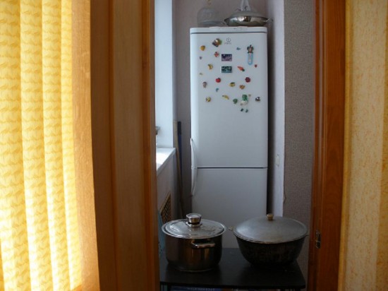 Холодильник на маленьком балконе - фото