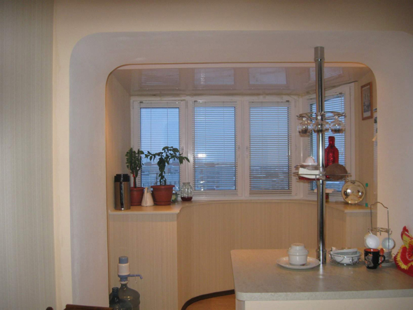 Маленькая кухня с балконом - фото