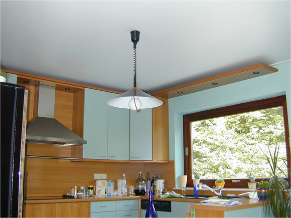 Потолок в маленькой кухне - фото